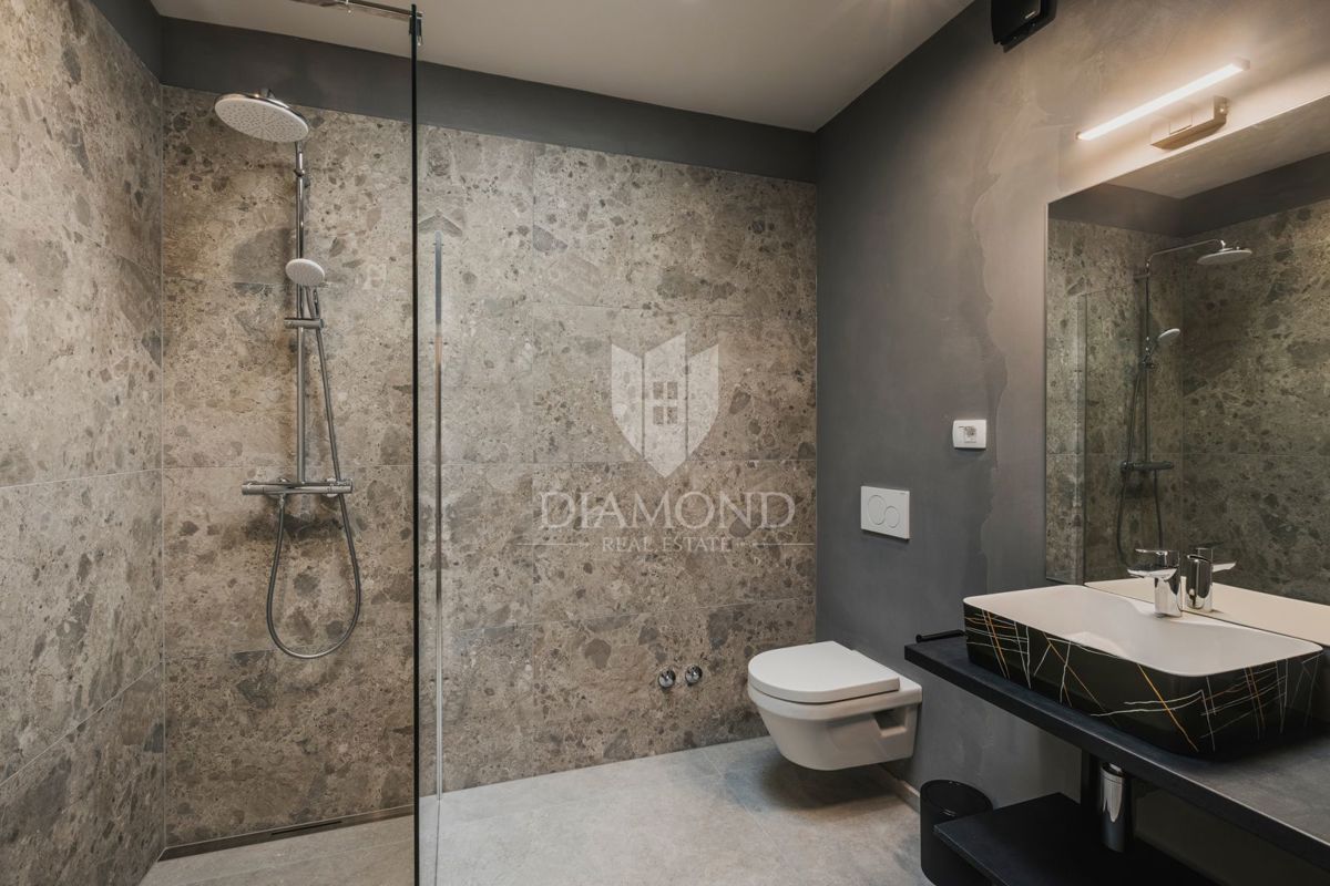 Umag, okolica! Moderna samostojna vila s 3 apartmaji in bazenom!