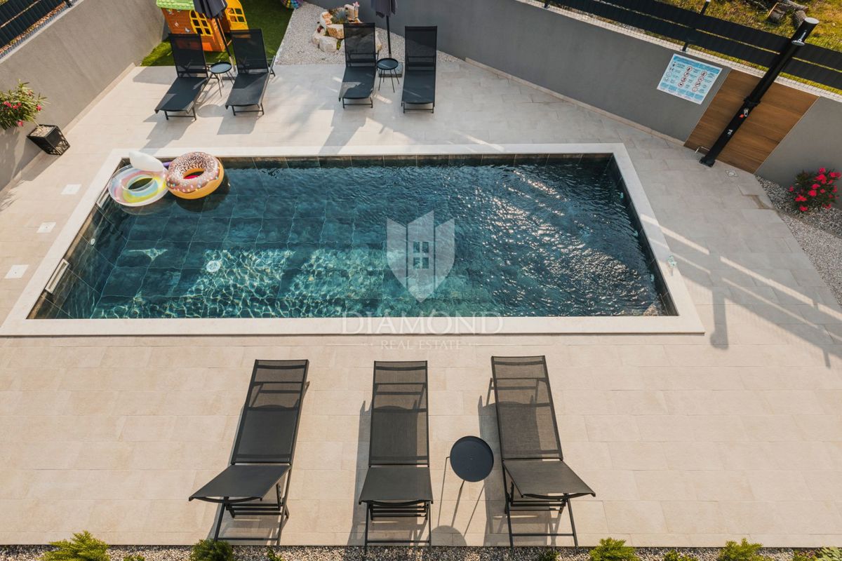 Umag, okolica! Moderna samostojna vila s 3 apartmaji in bazenom!