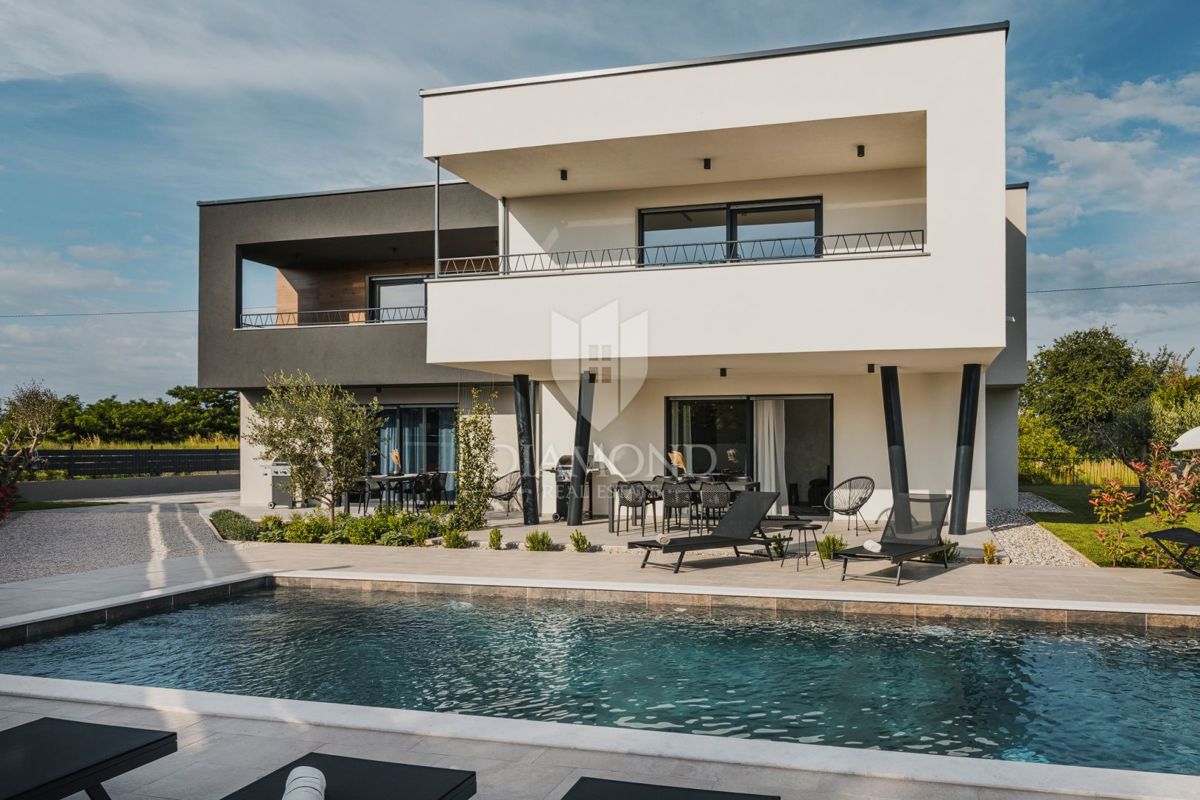 Umag, okolica! Moderna samostojna vila s 3 apartmaji in bazenom!