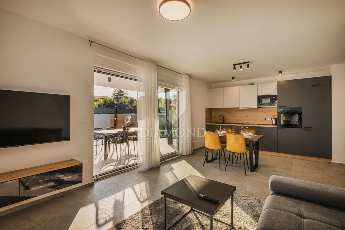 Umag, okolica! Moderna samostojna vila s 3 apartmaji in bazenom!