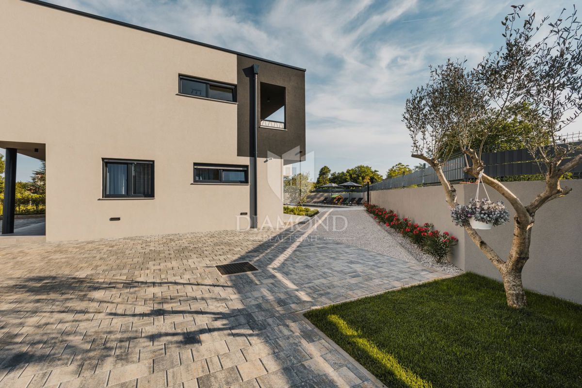 Umag, okolica! Moderna samostojna vila s 3 apartmaji in bazenom!
