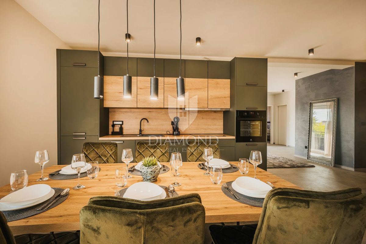Umag, okolica! Moderna samostojna vila s 3 apartmaji in bazenom!