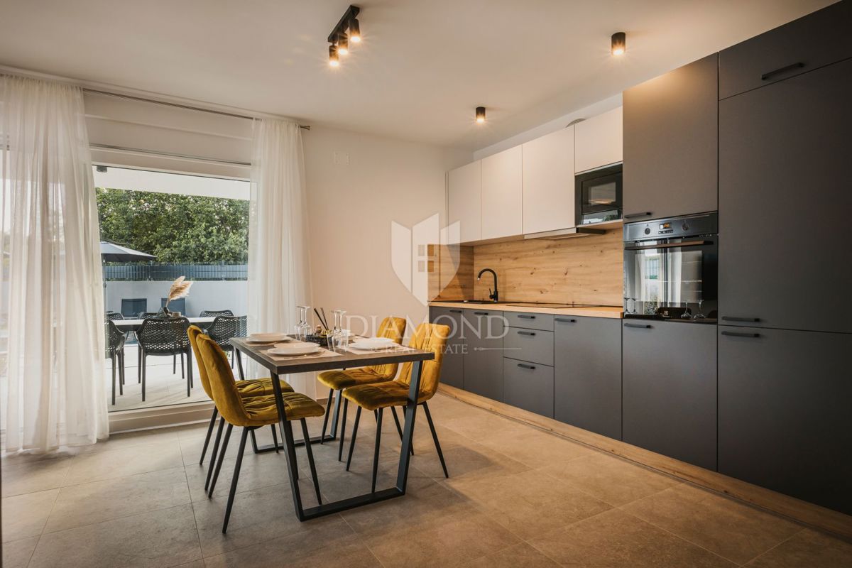 Umag, okolica! Moderna samostojna vila s 3 apartmaji in bazenom!