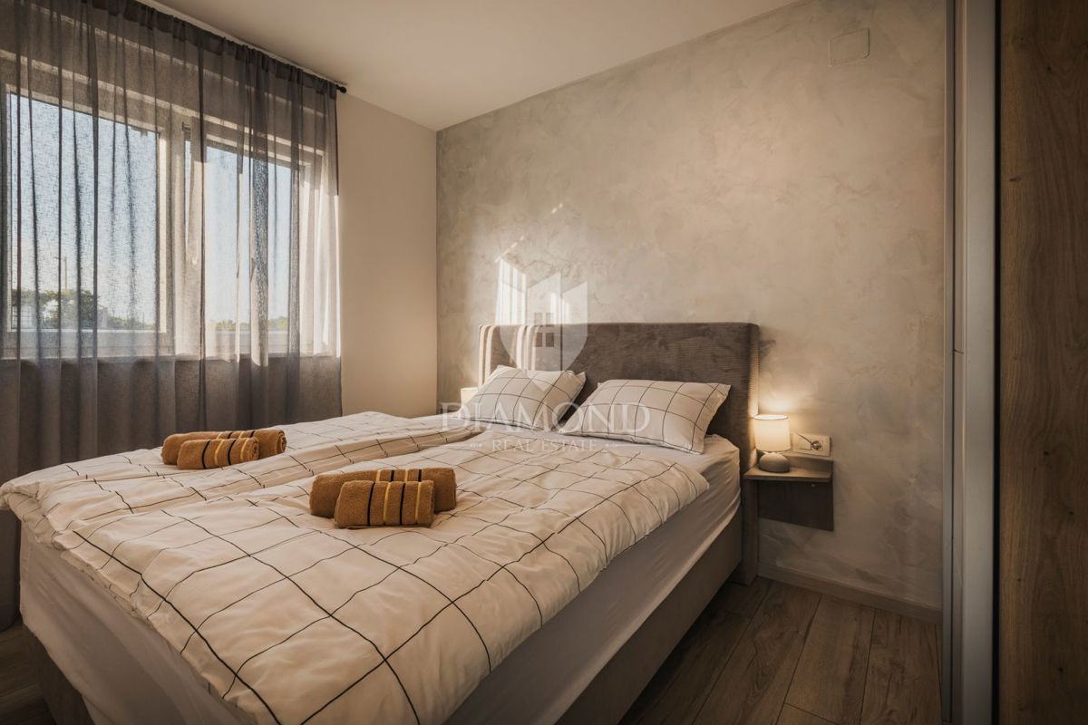 Umag, okolica! Moderna samostojna vila s 3 apartmaji in bazenom!