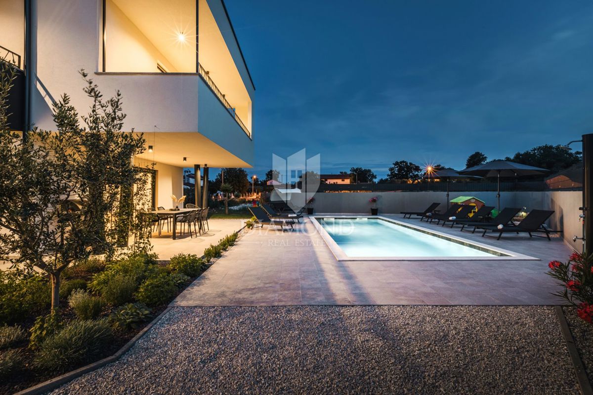 Umag, okolica! Moderna samostojna vila s 3 apartmaji in bazenom!