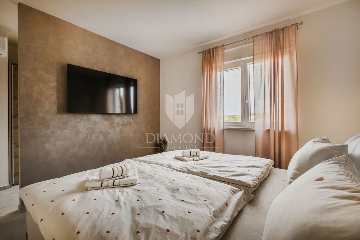 Umag, okolica! Moderna samostojna vila s 3 apartmaji in bazenom!