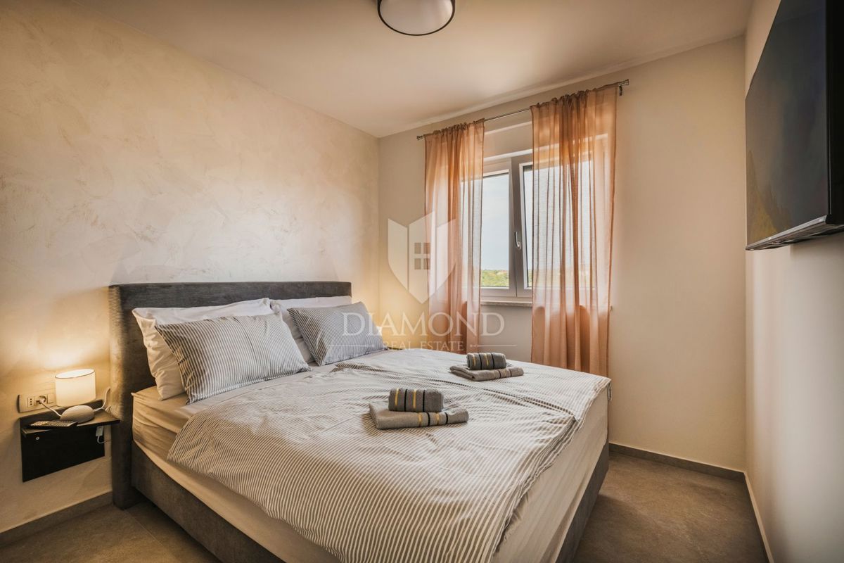 Umag, okolica! Moderna samostojna vila s 3 apartmaji in bazenom!