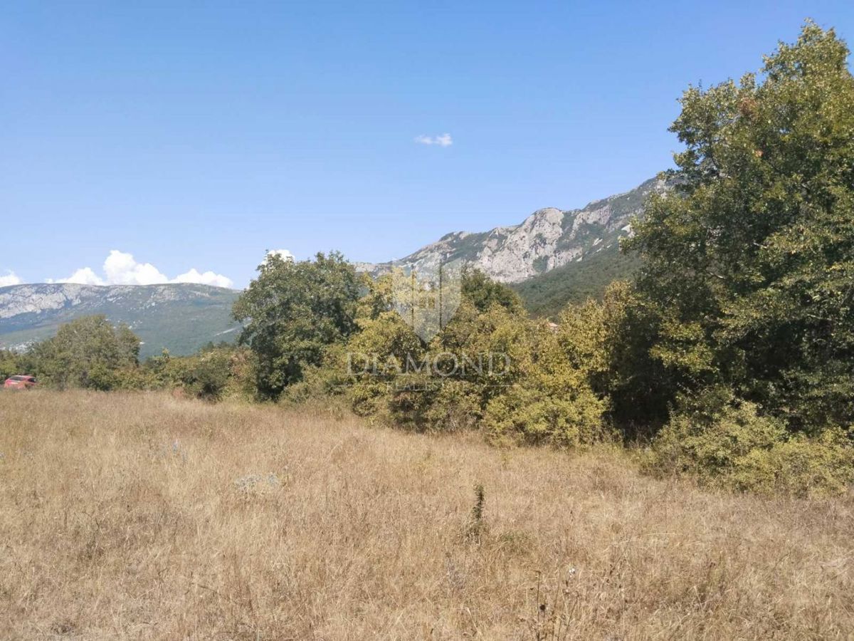 Veliko gradbeno zemljišče v bližini morja