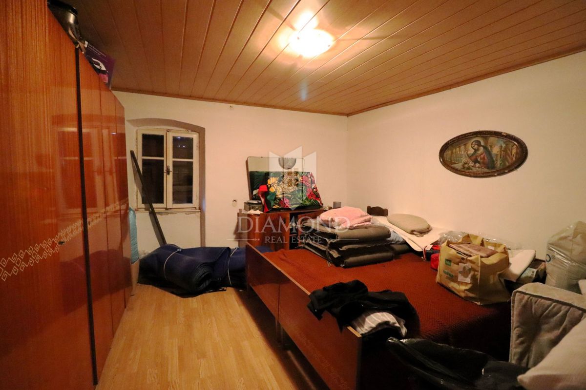 Hiša za prenovo – Idealna priložnost za luksuzno vilo v okolici Poreča