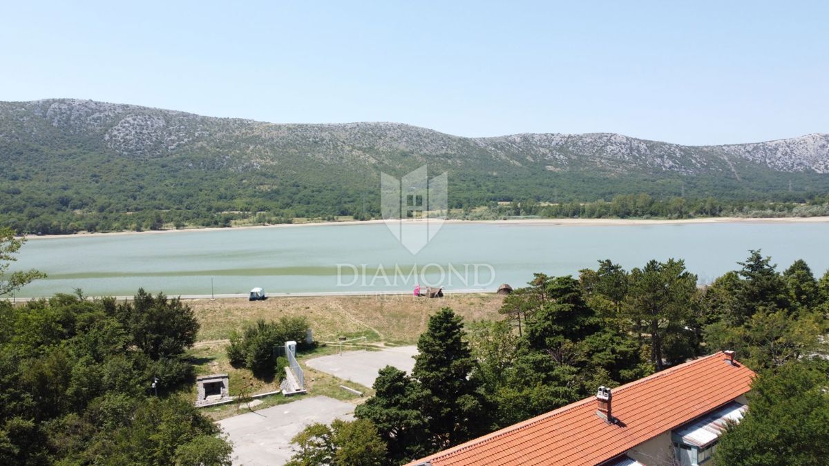 Edinstvena vila z notranjim bazenom