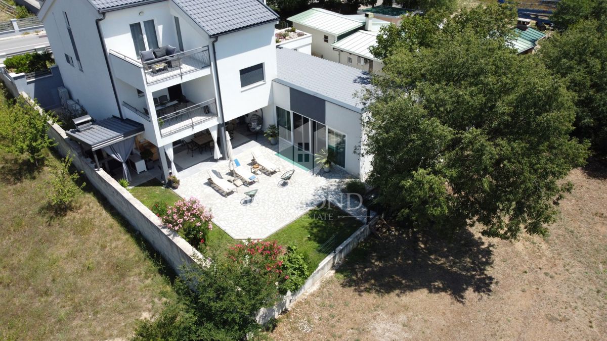 Edinstvena vila z notranjim bazenom