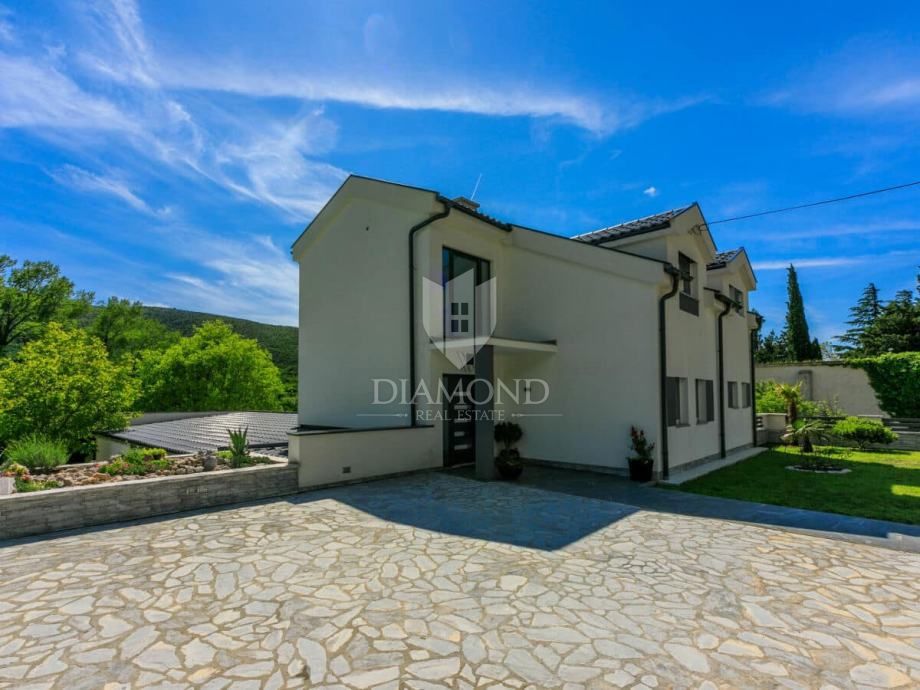 Edinstvena vila z notranjim bazenom