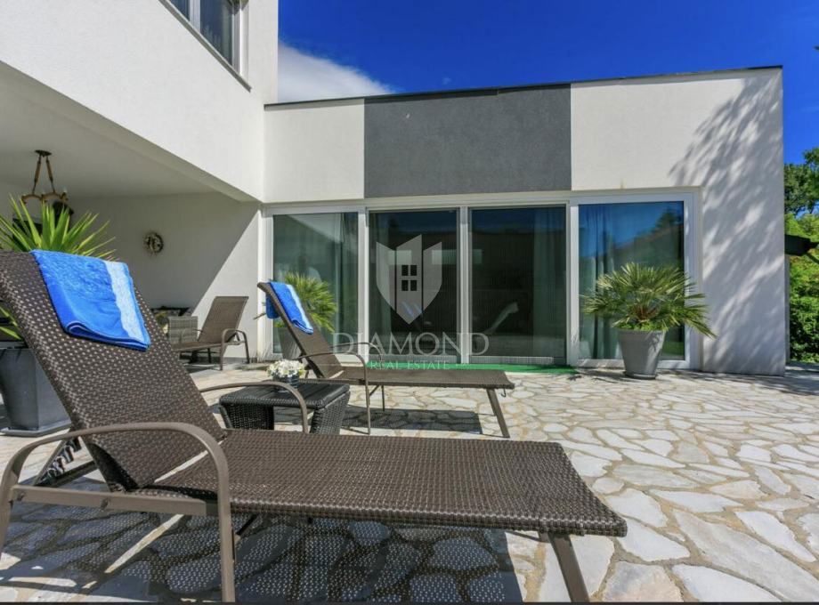Edinstvena vila z notranjim bazenom
