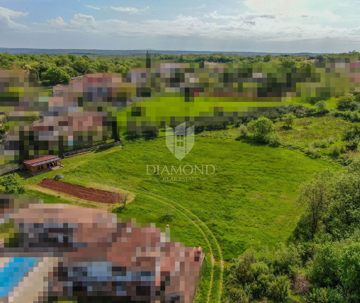 Prostorno zemljišče v bližini Rovinja, primerno za investicijo