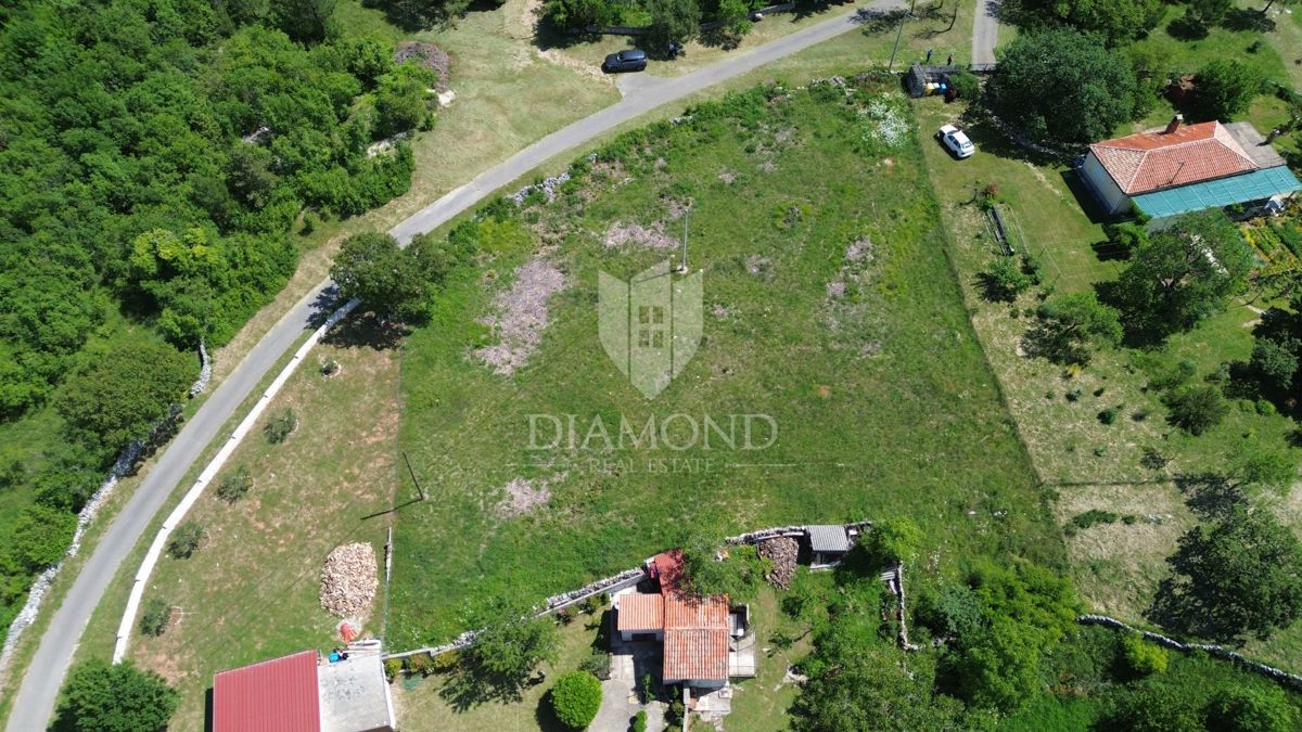 GRADBENO ZEMLJIŠČE S PROJEKTOM IN DOVOLJENJEM