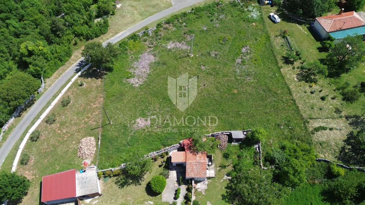 GRADBENO ZEMLJIŠČE S PROJEKTOM IN DOVOLJENJEM
