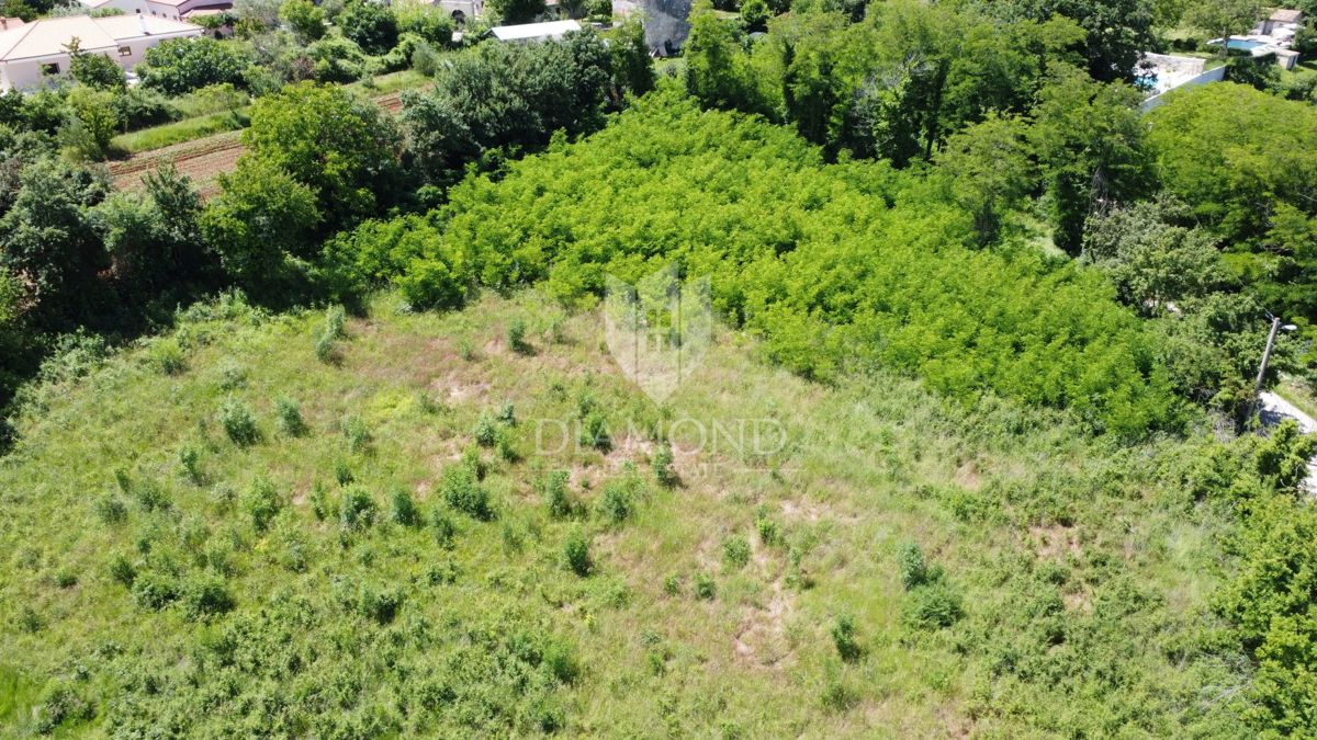 Poreč - okolica - Gradbena parcela 846 m² s projektom in dovoljenjem