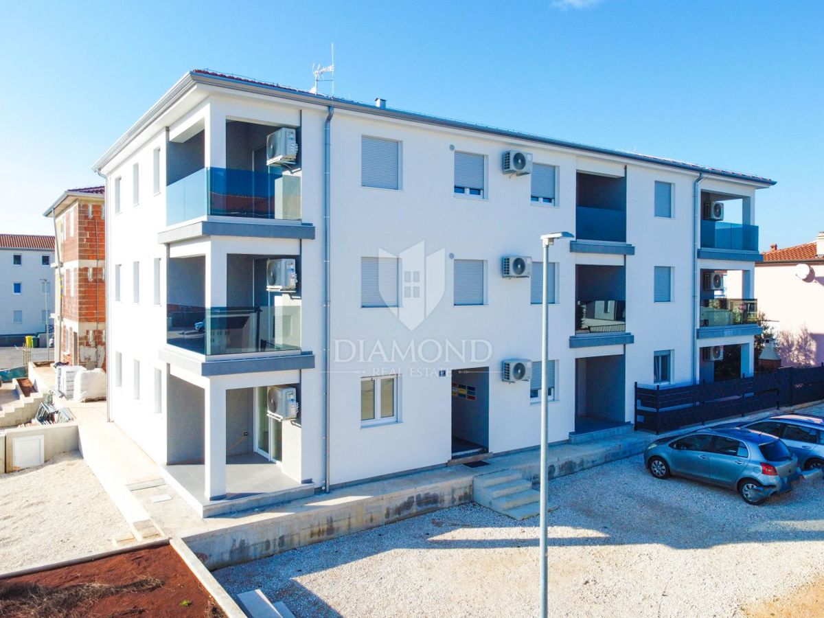 Poreč, okolica, novo dokončano stanovanje v prvem nadstropju!