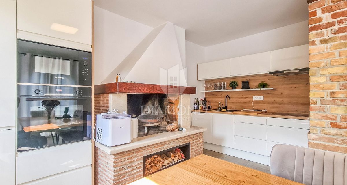 Novigrad, hiša 110m2 z lepim dvoriščem 