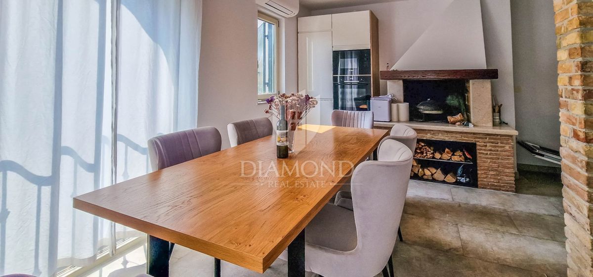 Novigrad, hiša 110m2 z lepim dvoriščem 
