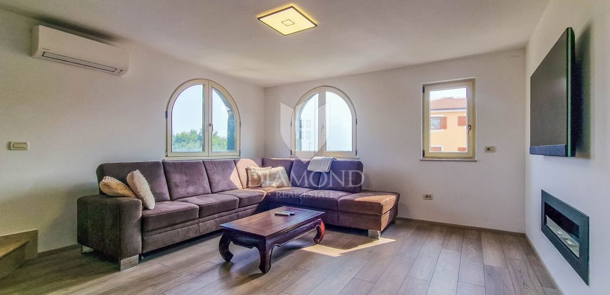 Novigrad, hiša 110m2 z lepim dvoriščem 