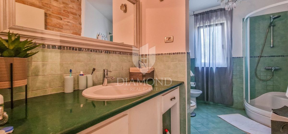 Novigrad, hiša 110m2 z lepim dvoriščem 