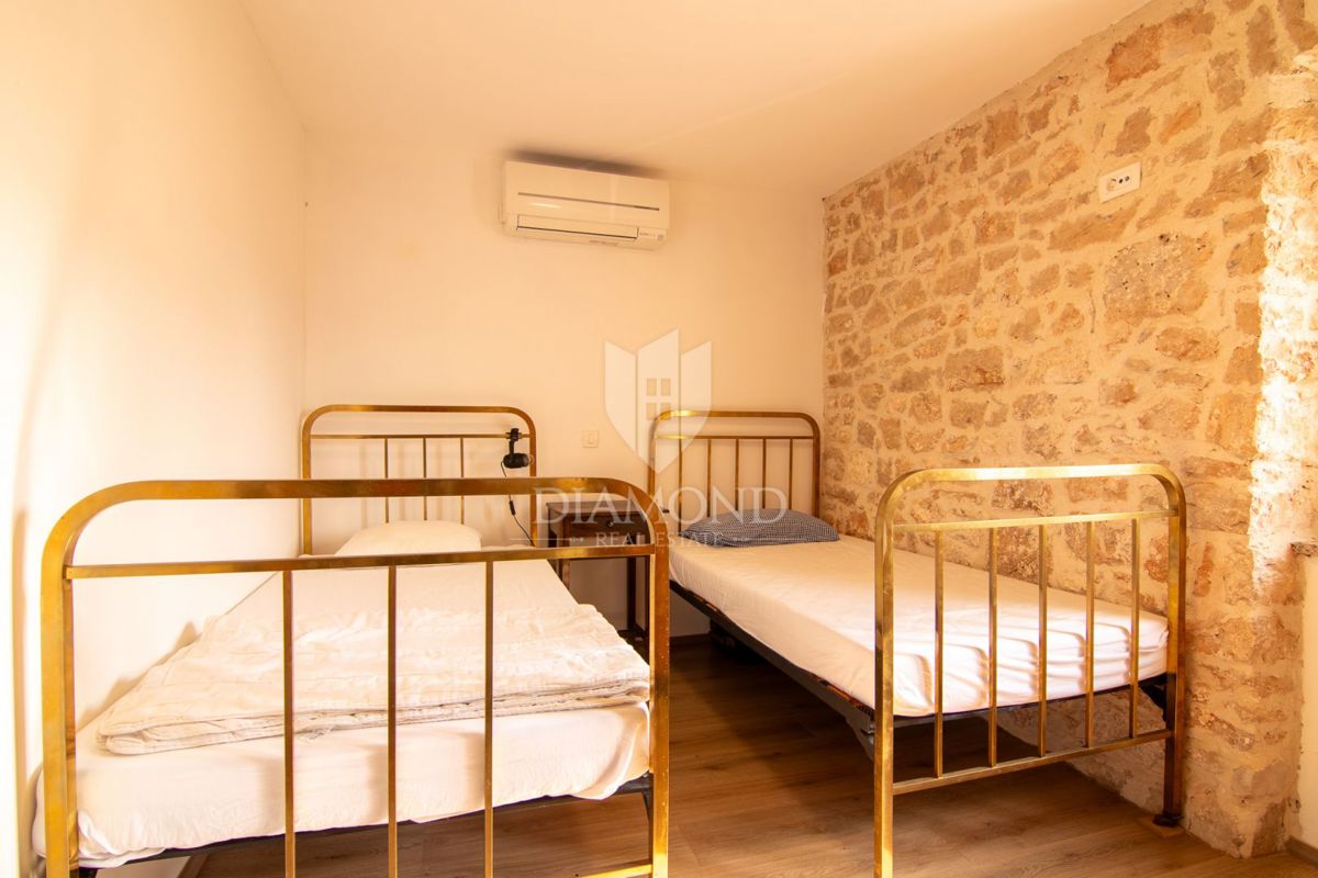 Barban, pristna istrska kamnita hiša v središču mesta