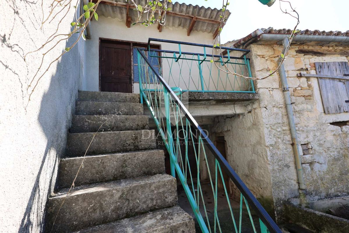Prostorna hiša za prenovo v bližini Huma