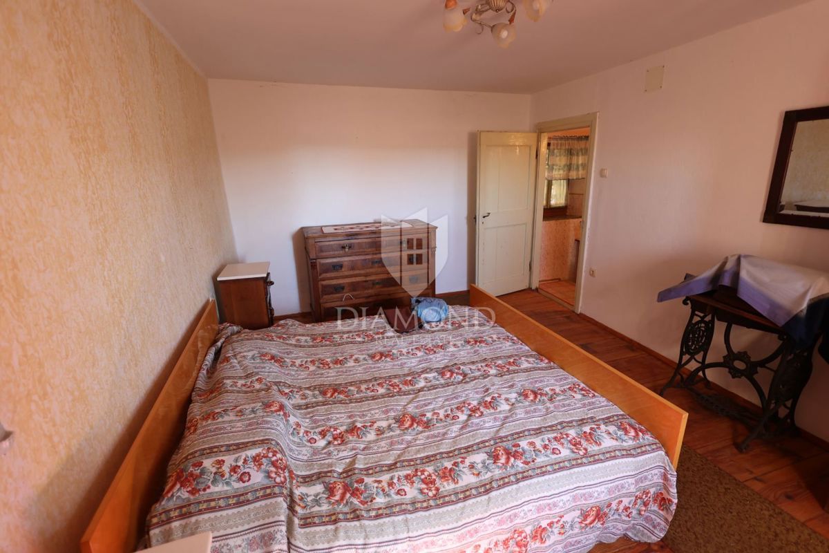 Prostorna hiša za prenovo v bližini Huma