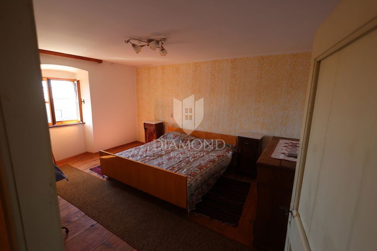 Prostorna hiša za prenovo v bližini Huma