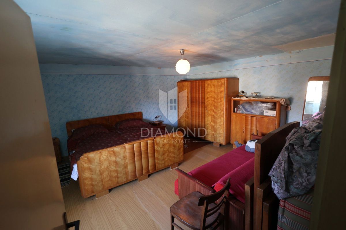 Prostorna hiša za prenovo v bližini Huma