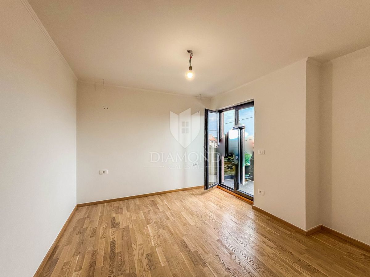 Istra, Umag, stanovanje s 3 spalnicami in 2 balkonoma!