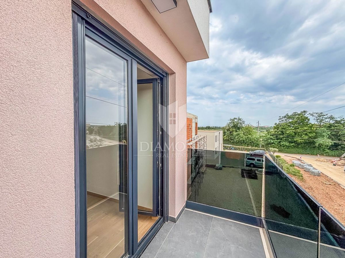 Istra, Umag, stanovanje s 3 spalnicami in 2 balkonoma!