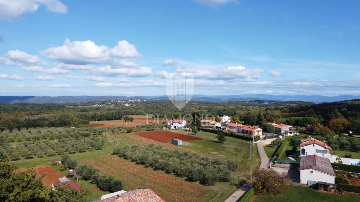 Poreč – zemljišče 8.975 m² z gradbenim delom