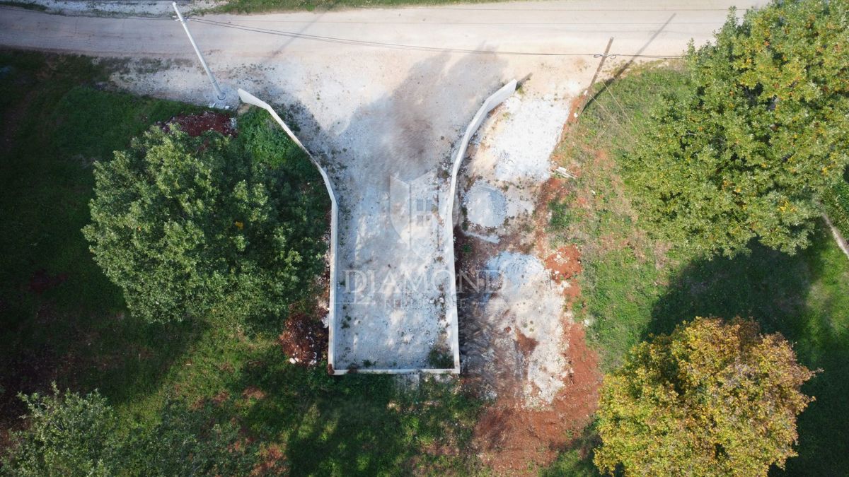 Poreč – zemljišče 8.975 m² z gradbenim delom