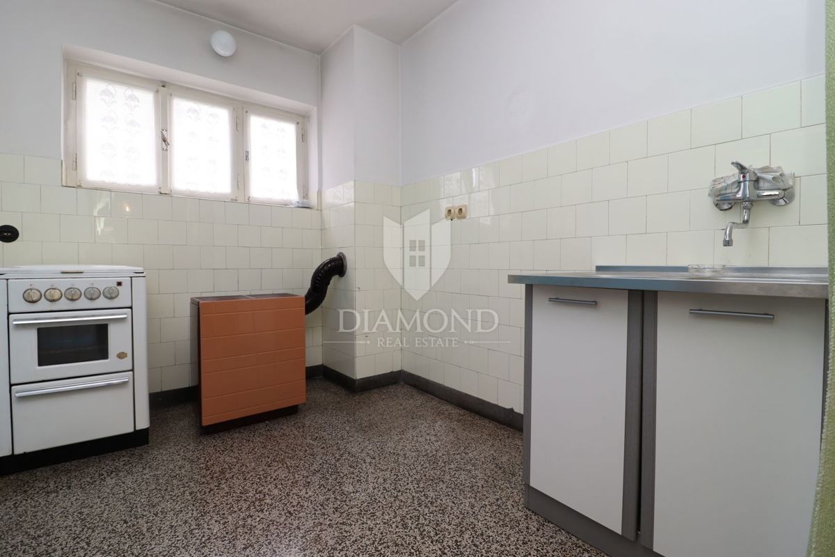 Stanovanje za adaptacijo, odlična lokacija, balkon