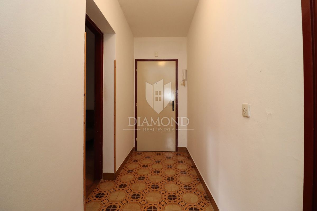 Stanovanje za adaptacijo, odlična lokacija, balkon