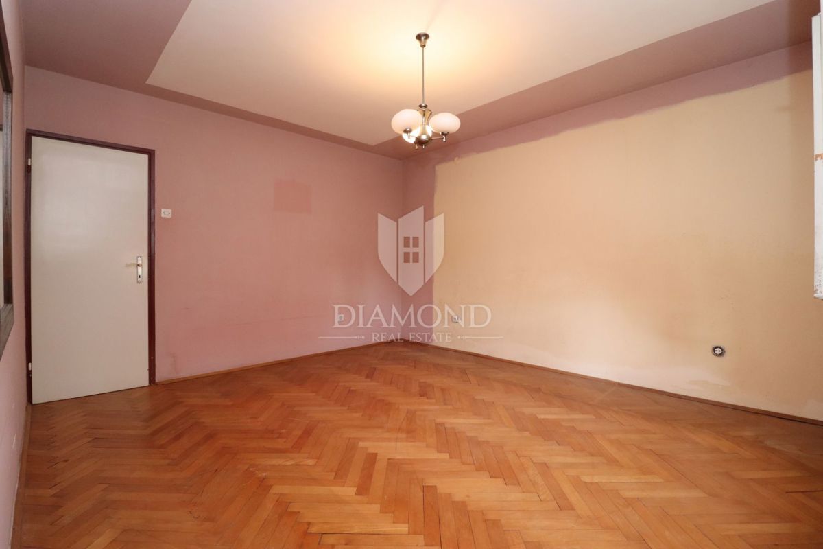 Stanovanje za adaptacijo, odlična lokacija, balkon