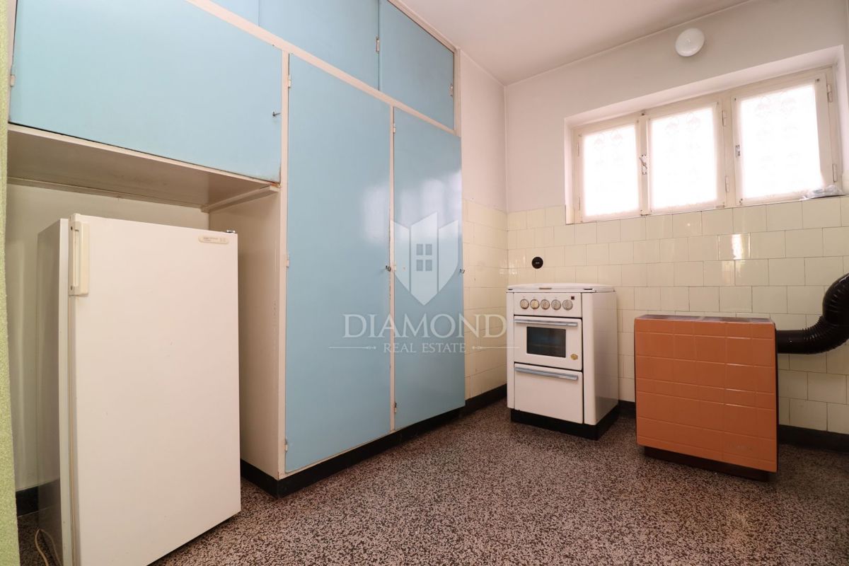 Stanovanje za adaptacijo, odlična lokacija, balkon