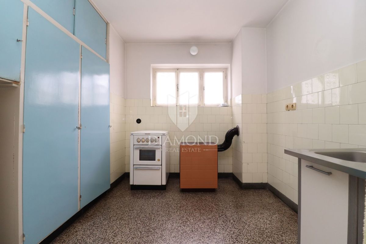 Stanovanje za adaptacijo, odlična lokacija, balkon