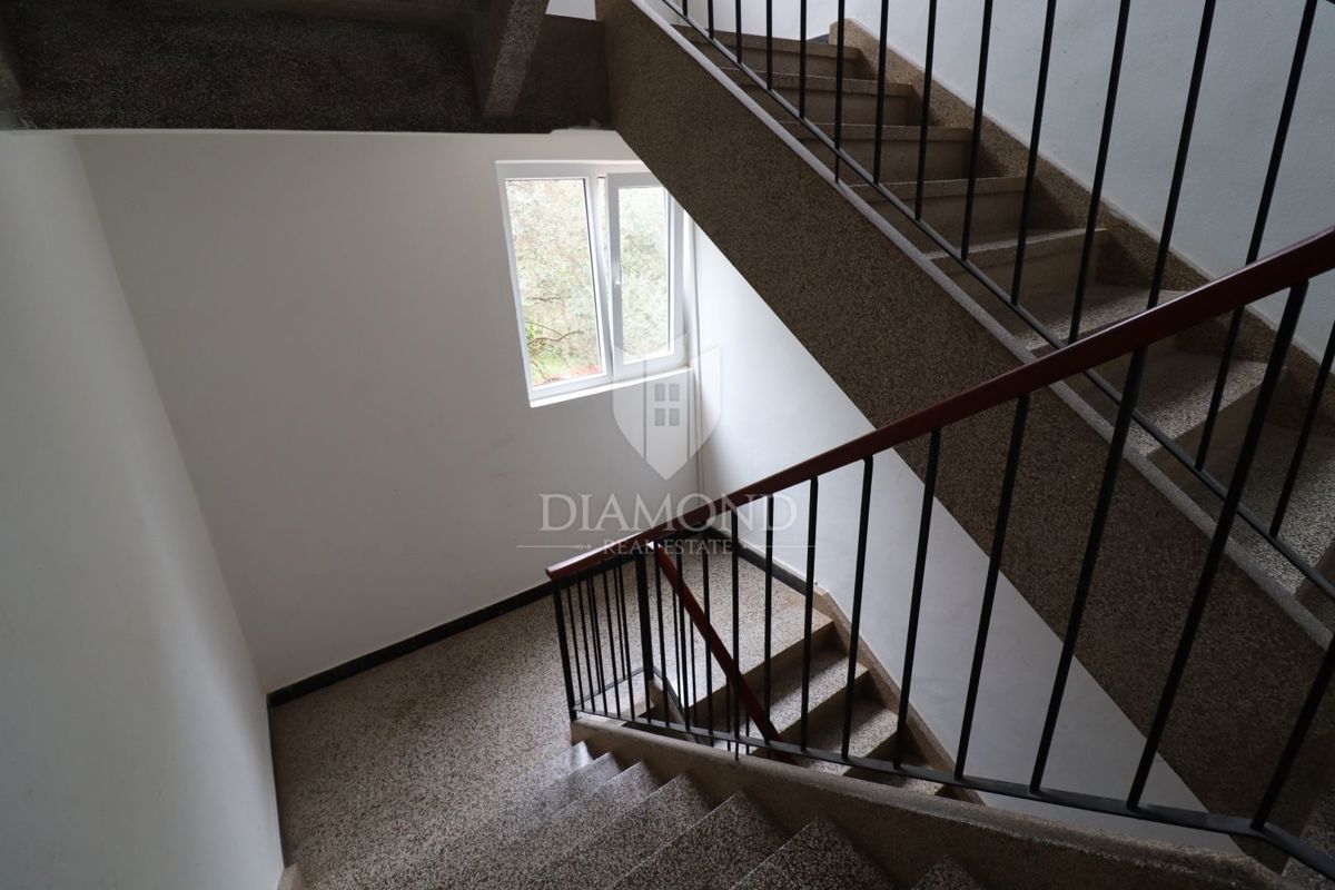 Stanovanje za adaptacijo, odlična lokacija, balkon