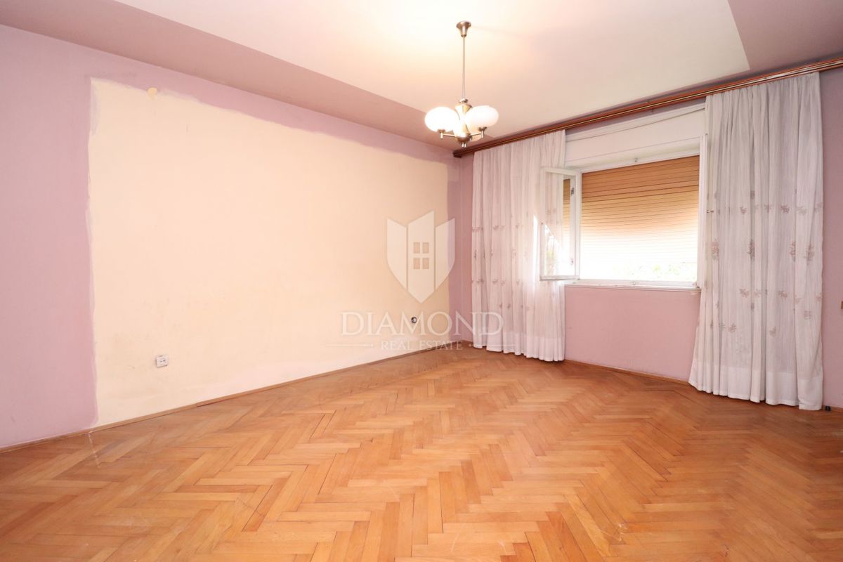 Stanovanje za adaptacijo, odlična lokacija, balkon