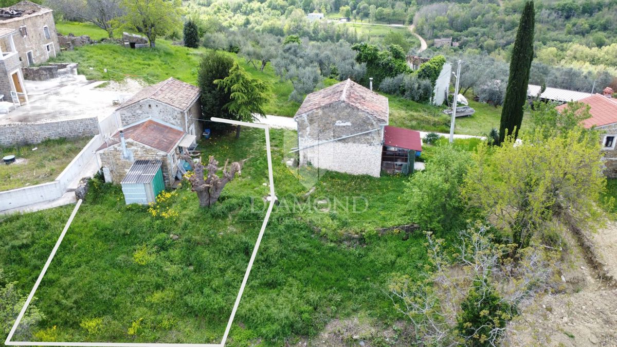 Momjan – Kamnita hiša s projektom za luksuzno prenovo