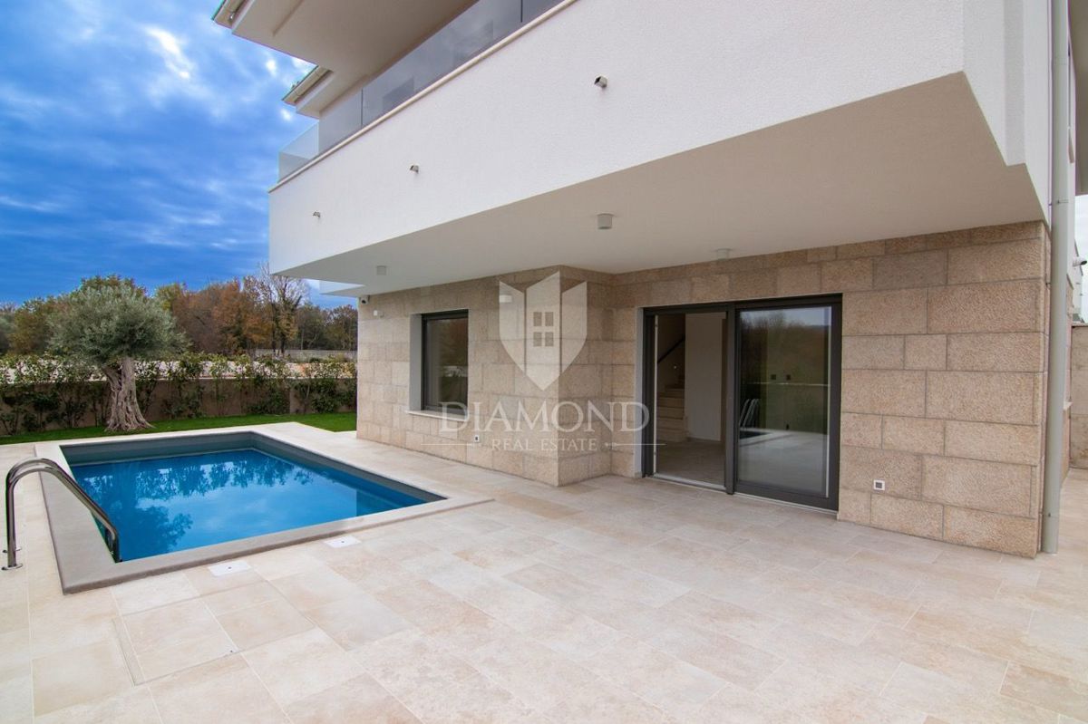 KRK, MALINSKA, POL-SAMOSTOJNA HIŠA Z BAZENOM