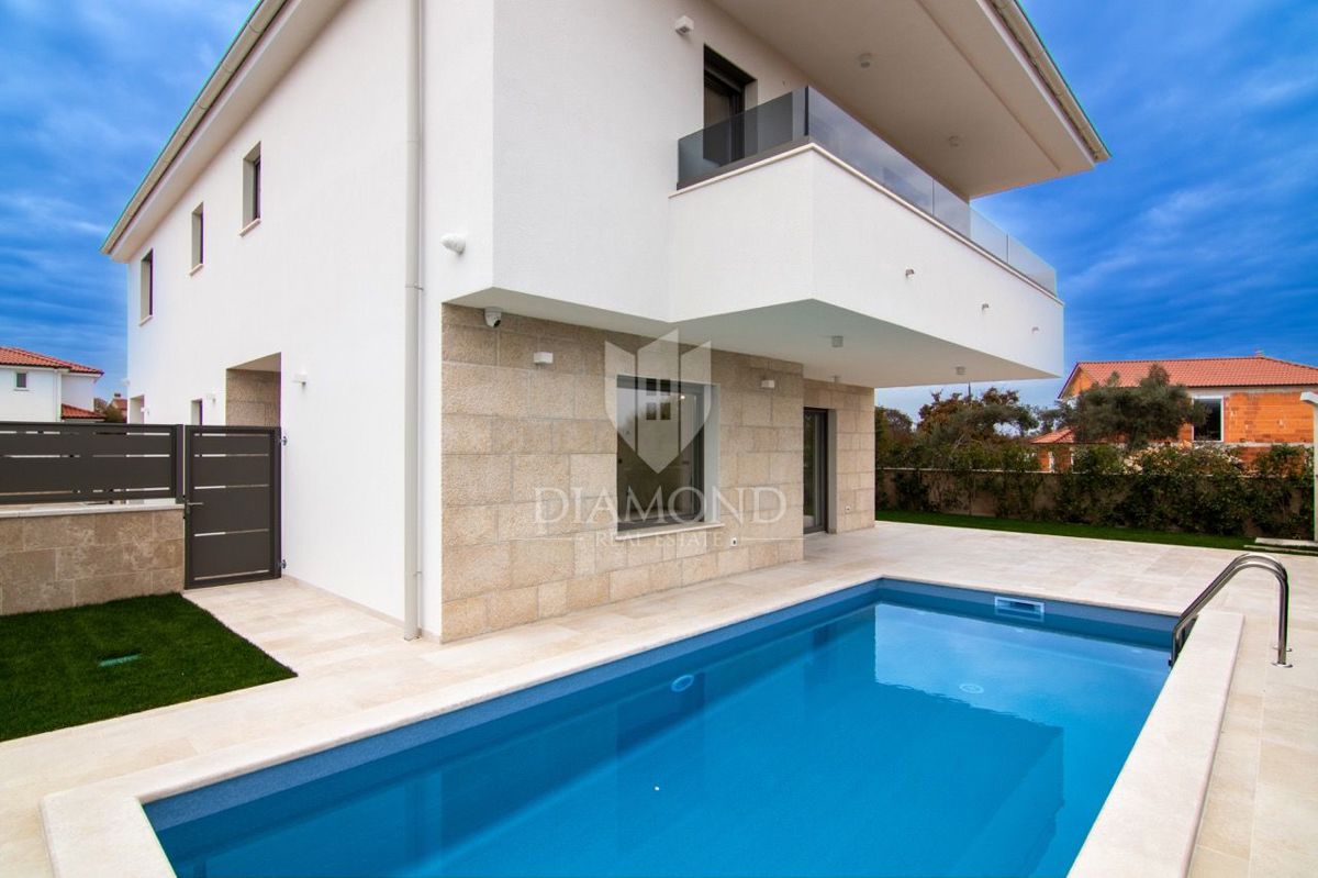 KRK, MALINSKA, POL-SAMOSTOJNA HIŠA Z BAZENOM