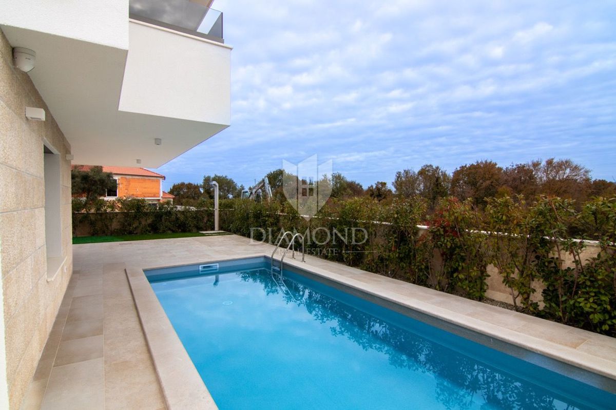 KRK, MALINSKA, POL-SAMOSTOJNA HIŠA Z BAZENOM