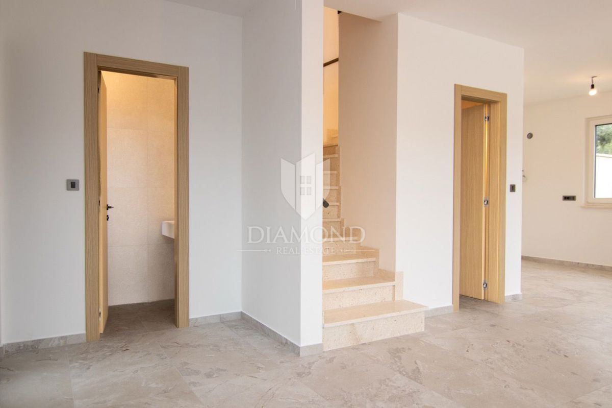 KRK, MALINSKA, POL-SAMOSTOJNA HIŠA Z BAZENOM