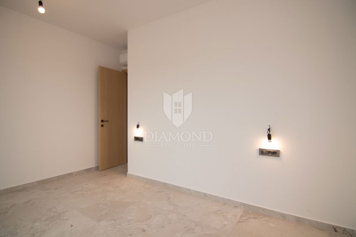 KRK, MALINSKA, POL-SAMOSTOJNA HIŠA Z BAZENOM