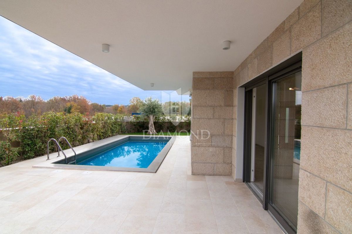 KRK, MALINSKA, POL-SAMOSTOJNA HIŠA Z BAZENOM