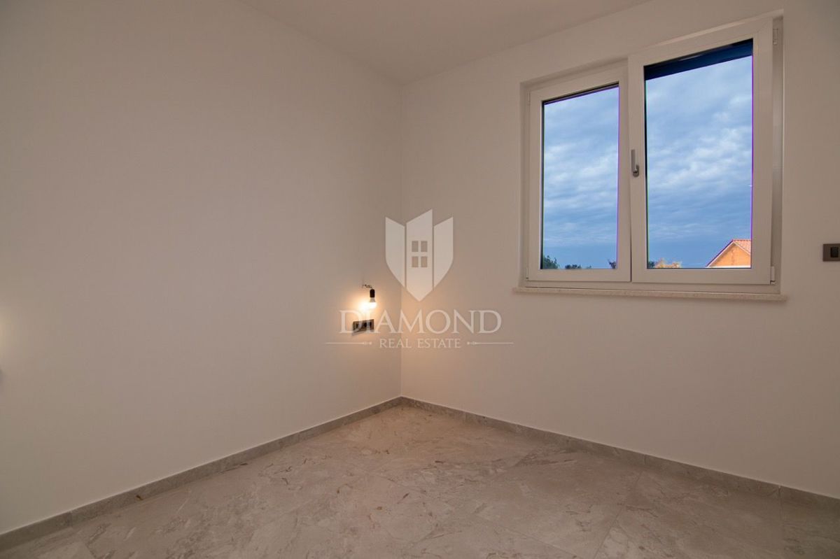 KRK, MALINSKA, POL-SAMOSTOJNA HIŠA Z BAZENOM